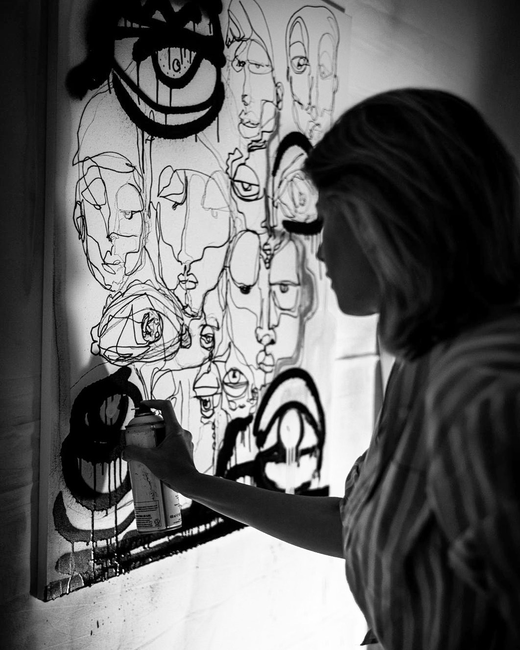 Parin drawing the wall of one-line faces